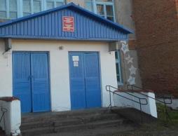 Вход в школу оборудован пандусом.